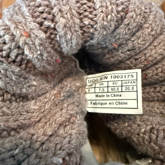 Size 9 UGG Women ’s Cambridge Chestnut Suede and Heather Gray Knit Boots - Picture 11 of 11